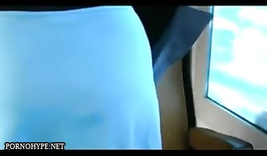 Шлюшка соблазнила незнакомца в поезде и ебалась с ним в очко