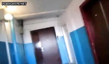 Красотка глубоко сосет хер на лестничной площадке