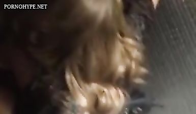 Шлюха ебется с парнем в общественном туалете на скрытую камеру