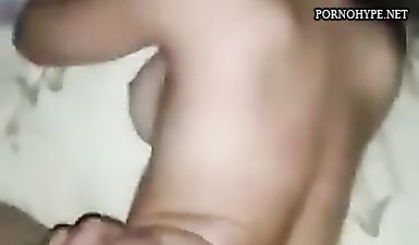 Брюнетка трахается на вписке перед камерой телефона