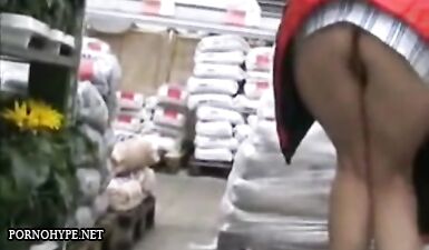 Скрытая камера -наблюдаем за попкой в короткой юбке