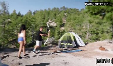 Телка поехала в лагерь для стрельбы из лука и трахнулась с мужиком