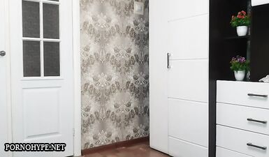 Девушка примеряет разные трусы после похода в магазин