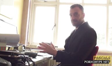 Грубо оттраханная в задницу милфа подчиняется господину и глотает его кончу