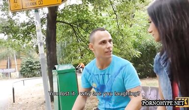 Модель с волосами цвета воронова крыла показывает свои навыки