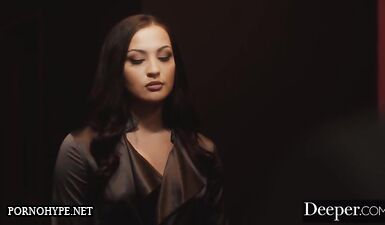Вуайерист подглядывает за телкой через телескоп