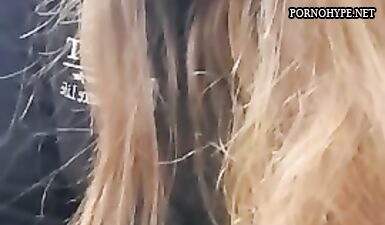 Писает в общественном туалете