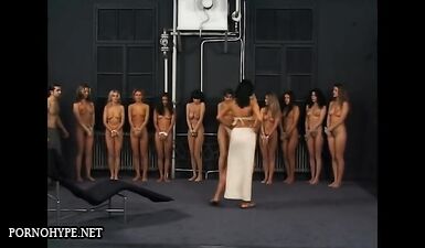 Покорная брюнетка насаживается на длинный хуй