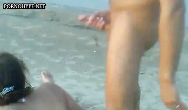 Извращенец ходит и дрочит перед девушками на речке