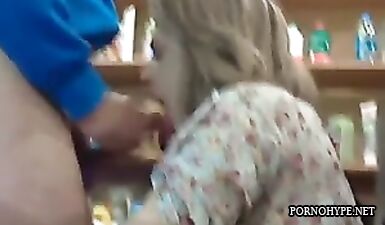 Горячая сучка сосет член на рабочем месте