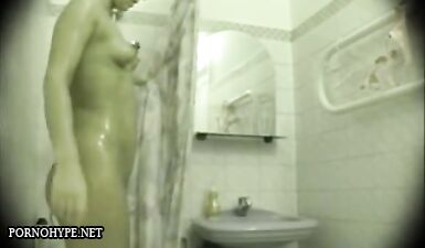 Брат через скрытую камеру подсматривает за моющейся сводной сестрой
