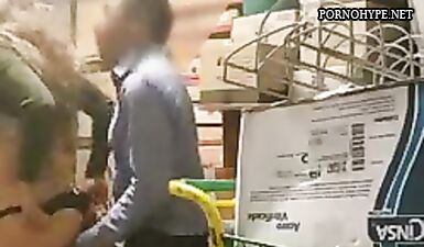 На складе магазина, продавец делает куни и трахает сексуальную клиентку под скрытой камерой