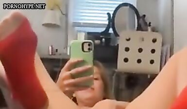 Горячая шлюшка показывает, как мастурбирует пизду и жопу на камеру