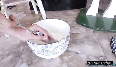 Сексуальная брюнетка с большими сиськами наливает свою киску молоком
