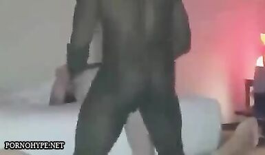 Он дрочит, когда его жена трахает ебаря