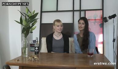 Лесбиянки наслаждаются ласками друг друга и дрочат вибратором