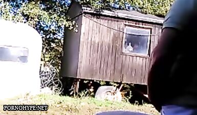Старик мастурбирует на свежем воздухе на распечатанные фото