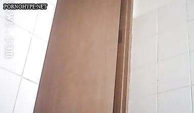 Скрытая камера в женском туалете института снимает студенток