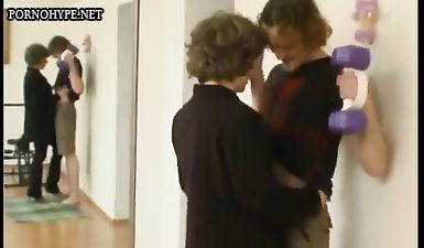 Мать возбудилась увидев сына и трахнулась с ним