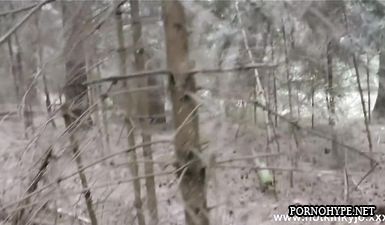 Маньяк напал на девочку в лесу и изнасиловал в жопу рукой