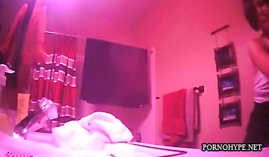 Мать и дочь писают в туалете - видео снял отец скрытой камерой