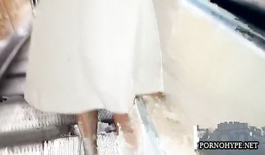 Скрыто снял белые трусики под юбкой девочки на эскалаторе