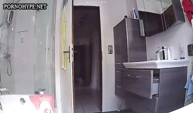 Брат поставил скрытую камеру в комнате сестры и снимает её голую