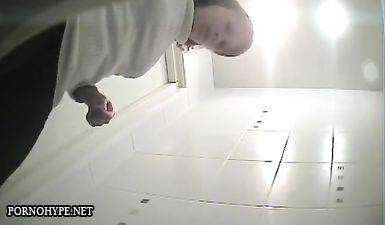 Подсматривание за писающей девушкой в туалете через скрытую камеру