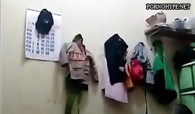 Женщина в хиджабе возвращается домой