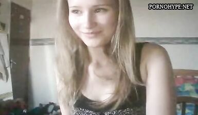 Молоденькая красотка раздевается догола перед камерой