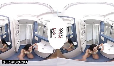 Девушка насадилась на член сводного брата в VR порно