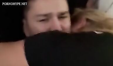 Толстая блондинка скачет на члене любовника пока он снимает на телефон