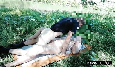 Сексуальная шлюха облита спермой на берегу моря