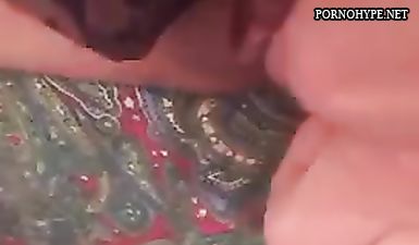 Супруг трогает пальцами клитор жене и снимает крупным планом
