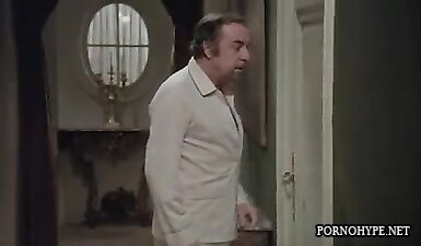 Горячая молодая жена развлекается с опытным стариком!