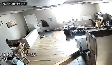 Скрытая камера поймала ненасытную парочку, ебущуюся