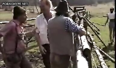 Телку выебли на сеновале и обоссали