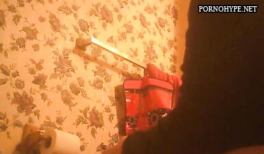 Девушка не подозревает, что скрытая камера снимает ее в туалете