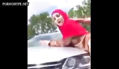 Экзотическая красотка в горячем хиджабе отдается возле авто!