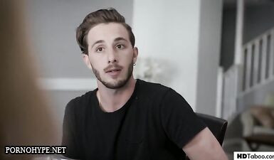 Мачеха и падчерица студентка колледжа трахаются с молодым парнем