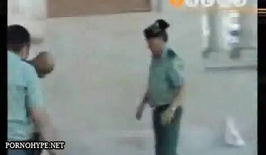 Мужчина поджигает себя и попадает в полицию
