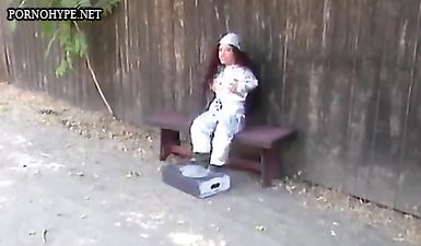 Спортивный мужик жестко трахает женщину карлика в маленькие дырочки