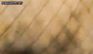 Девка стоит раком и какает в сексуальные колготки в сетку