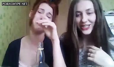 Пьяные студентки показывают голые сиськи и письки в чате по вебке