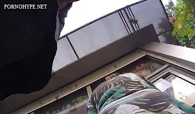 Мужик ходит по городу и снимает скрытой камерой под юбкой у женщин