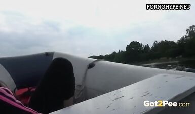 Девка писает в озеро с края лодки