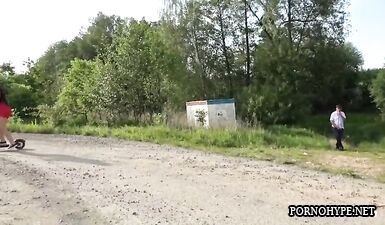 Молодая брюнетка помогает деду дрочкой прямо на улице