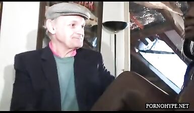 Жесткое анальное порно: Горячая негритянка трахается с опытным стариком!