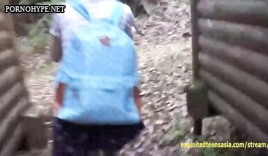 Ненасытный мужик жестко трахает японскую студентку на улице возле колледжа