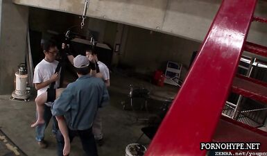 Молодую японку на секс качелях мучают мощным вакуумом